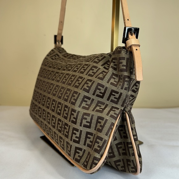 Fendi Zucca Mamma Baguette w/ Leather details - Picture 4 of 15